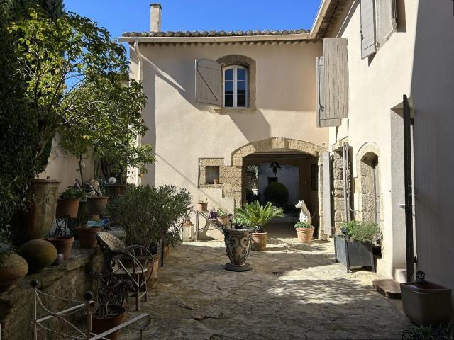 Charmante Maison De Village Au Coeur Du Luberon 290m² Robion