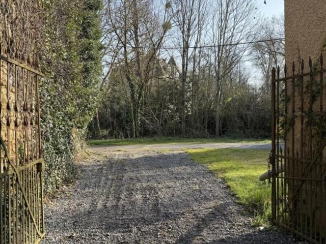 Charmante maison de village au sein d'un domaine avec chatea