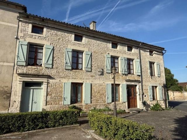 Charmante Maison de Village Avec 5 Chambres à Courcôme 237m² Brettes