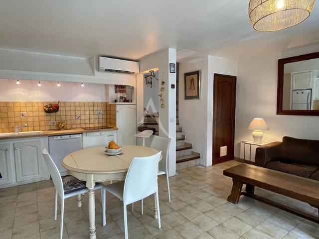 CHARMANTE MAISON DE VILLAGE AVEC TOIT TERRASSE À VALENSOLE