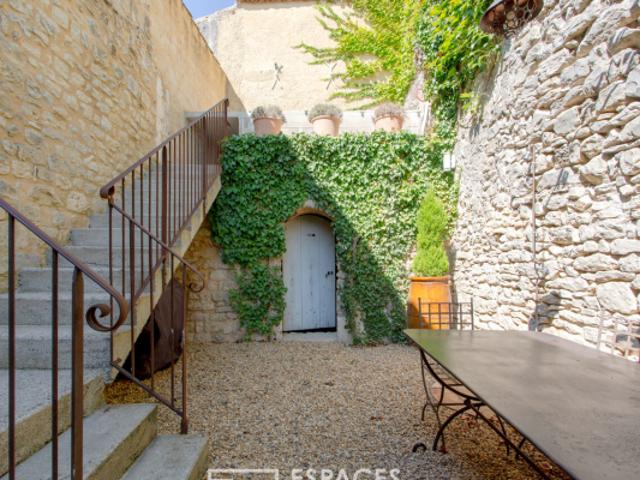 Charmante maison de village avec bassin près d'Uzès