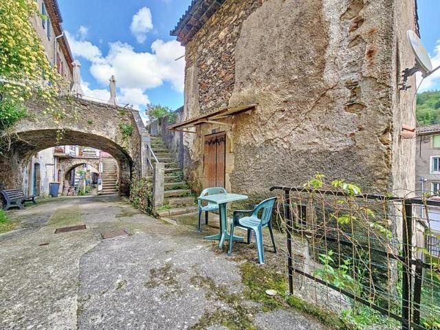 Charmante maison de village avec cheminée au coeur de Saint Étienne Estréchoux – Idéal premier achat ou pied à terre