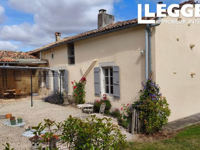 Charmante maison de village avec de vastes jardins, des éléments de caractère et à distance de marche d’un lac