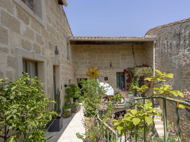 Charmante Maison de Village avec Jardin et Appartement 1 Cha. 245m² Aigues Vives