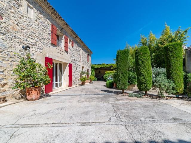 Charmante Maison de village avec piscine à débordement.