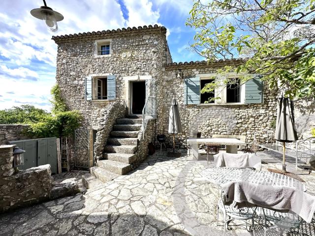Maison de village de charme à Eygalières avec piscine