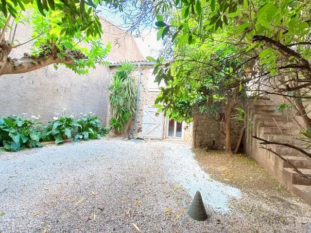 Charmante maison de village de 3 chambres avec cour intérieure, terrasse et garage – Prête à emménager