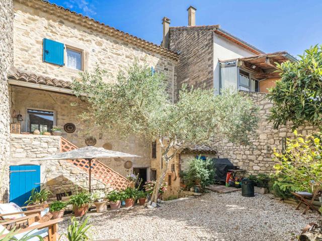 Charmante maison de village en pierre avec cour privée