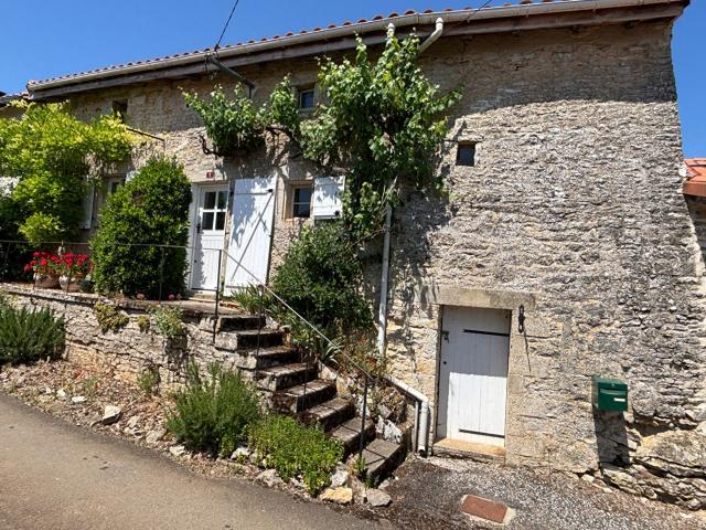 Charmante Maison de Village en Pierre avec Cours Privatives. 90m² Nanteuil en Vallée