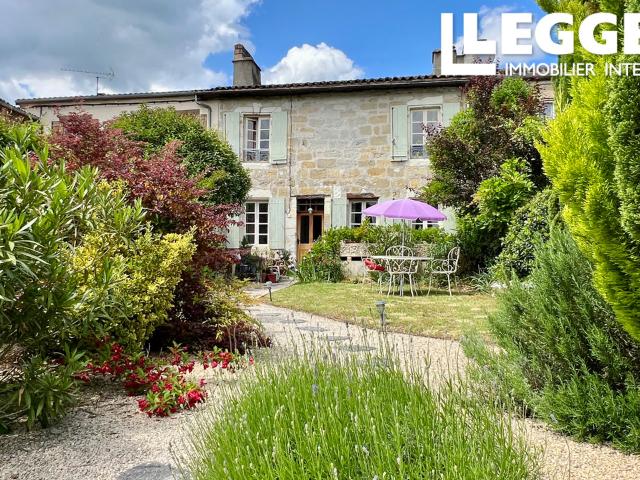 Charmante maison de village en pierre avec jardin fleuri située au cœur d'un village animé avec commerces