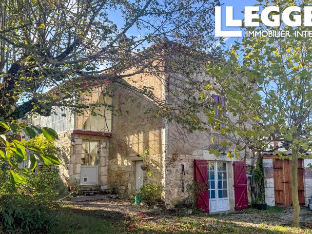 Charmante maison de village en pierre avec jardin secret, garage, belle vue et beaucoup de potentiel !