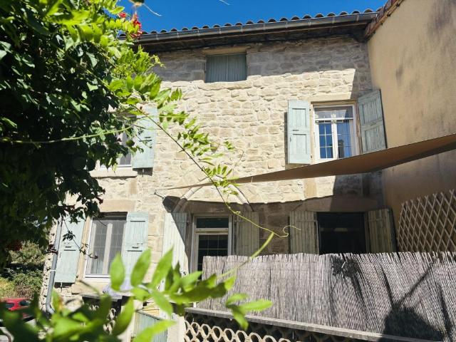 Charmante maison de village en pierre avec terrasse et garage pr