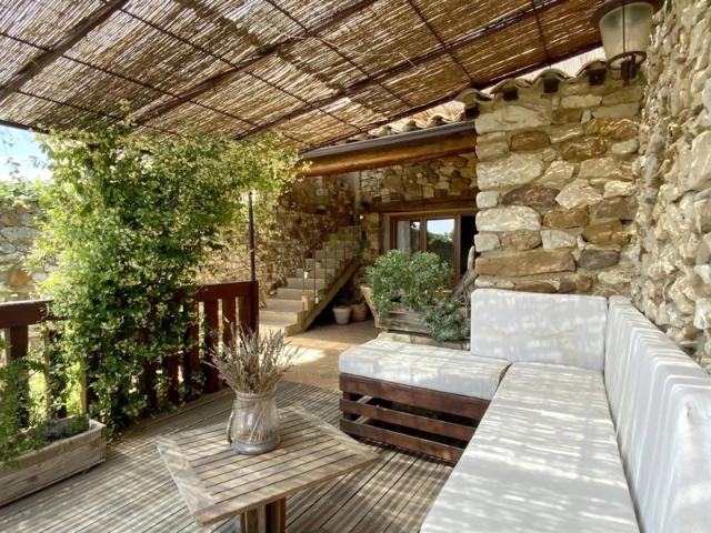 Charmante maison de village en pierre avec terrasses et vue