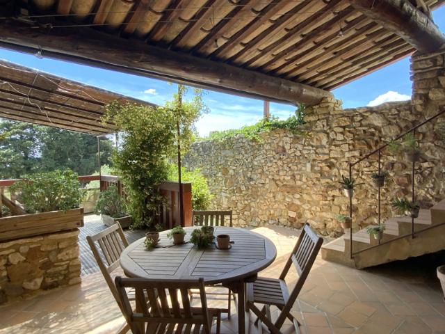 Charmante maison de village en pierre avec terrasses et vue