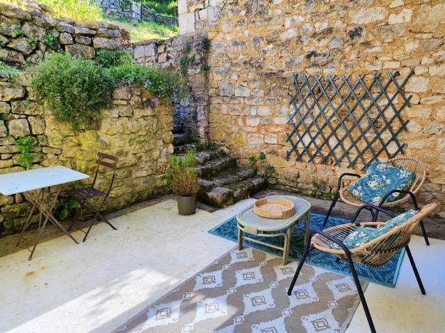 Maison en pierre pleine de charme proche Chasseneuil sur B
