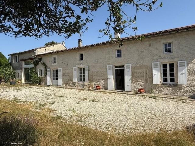 Charmante Maison de Village en Pierre 8 Pièces Jardin 161m² Villefagnan