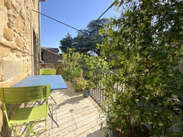 Charmante maison de village en pierres avec terrasse