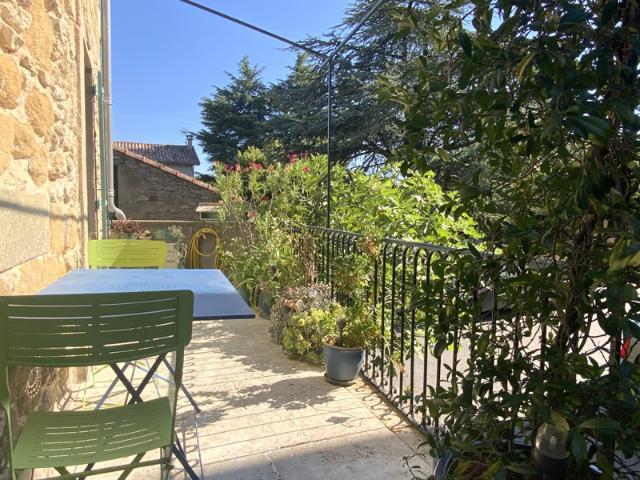 Charmante maison de village en pierres avec terrasse