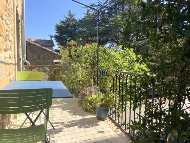 Charmante maison de village en pierres avec terrasse