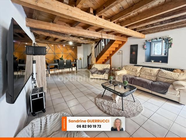 CHARMANTE MAISON DE VILLAGE LOUEE A MEZIN 111 M² 4 PIECES