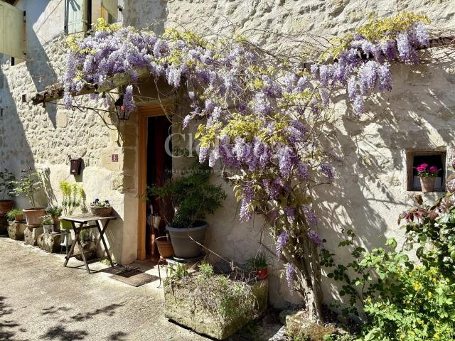 Charmante maison de village médiévale avec 3 chambres, riche. 185m² Miramont de Guyenne