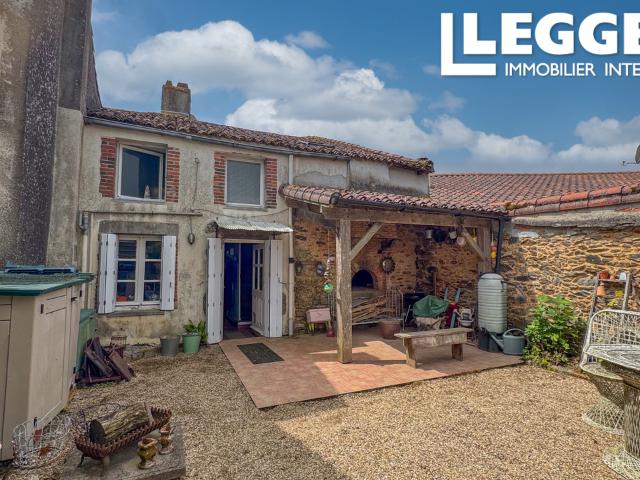Charmante maison de village mitoyenne, 2 chambres, proche L’Absie – Parfait pied à terre avec cour et jardin