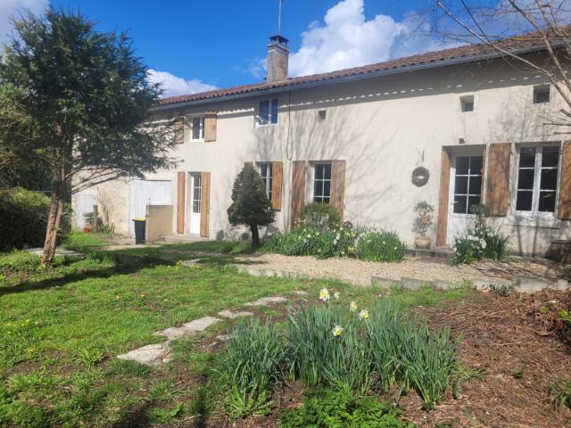 Charmante Maison de Village près de Chalais, Sud Charente 152m² Yviers
