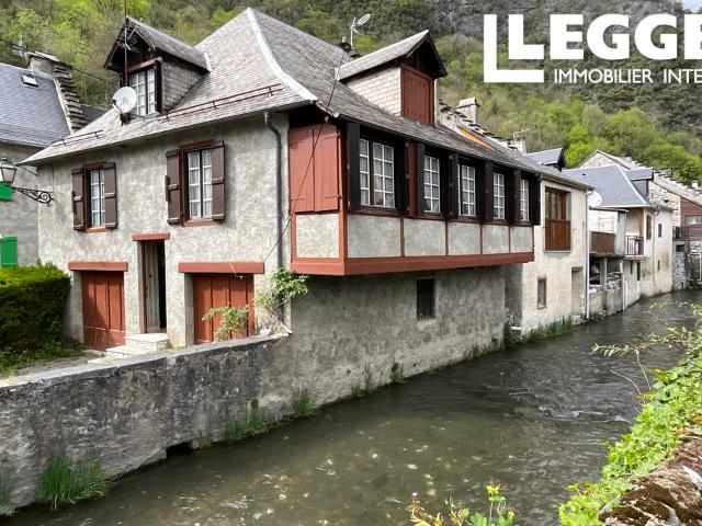 Charmante maison de village pyrénéenne avec 3 chambres, garage, jardin, prête pour une nouvelle vie