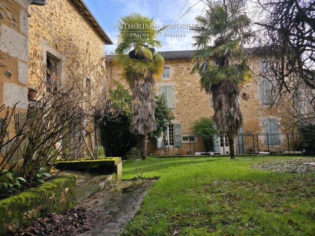 Charmante maison de village rénovée 553m² Nontron