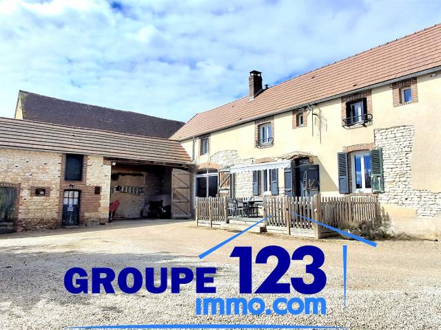 Charmante maison de village rénovée avec jardin, piscine et. 187m² Poilly sur Tholon