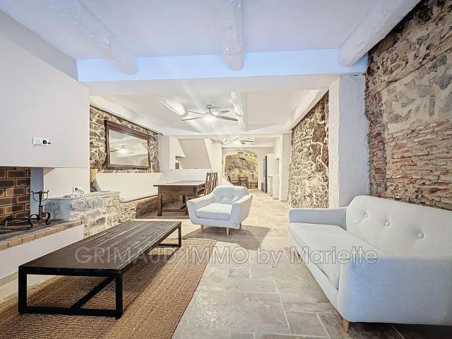 Charmante maison de village rénovée intégralement, répartie. 86m² Grimaud