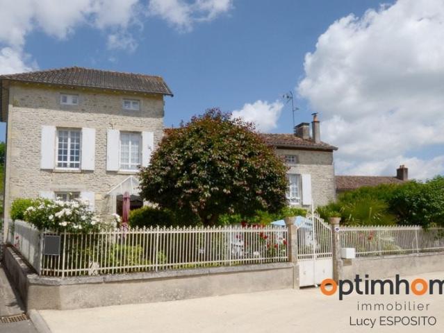 Charmante maison de village rénovée, offrant 5 chambres, des. 256m² Voulême