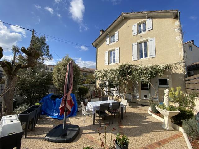 Charmante maison de ville avec cour, dépendance et cuisine d