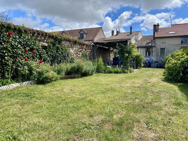 Charmante maison de ville avec une vue magnifique et un jard. 79m² Le Dorat