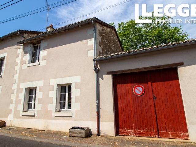 Charmante maison de ville de 2 chambres et 2 salles d'eaux avec garage et jardin, intra muros de Richelieu