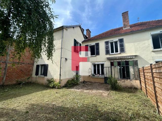 Charmante maison de ville de 190 m2 avec terrain, proche des