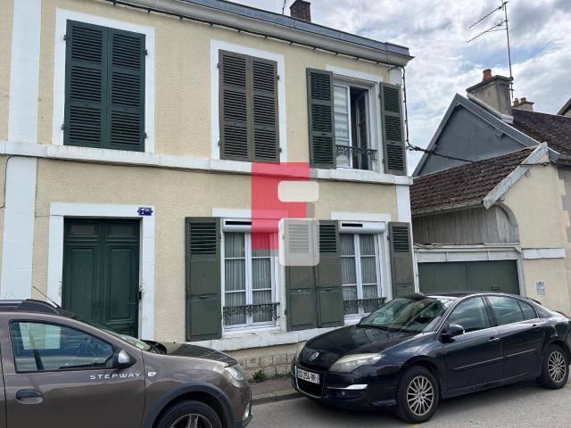 Charmante maison de ville de 190 m2 avec terrain, proche des commodités de Vendeuvre sur Barse