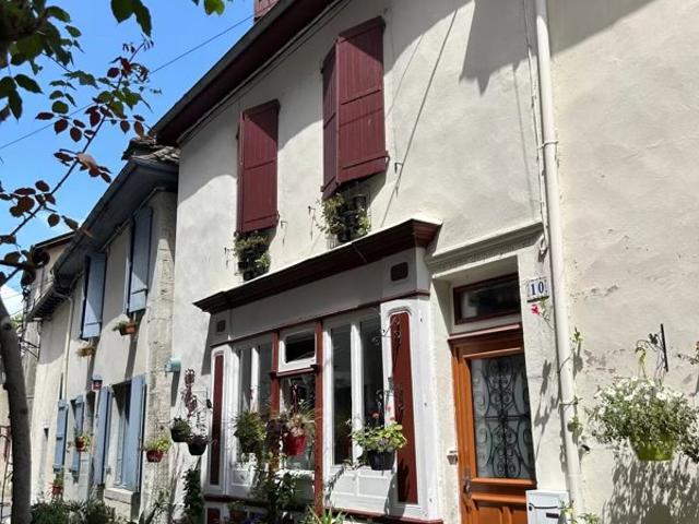 Charmante maison de ville, entièrement rénovée avec goût, à quelques pas des commerces