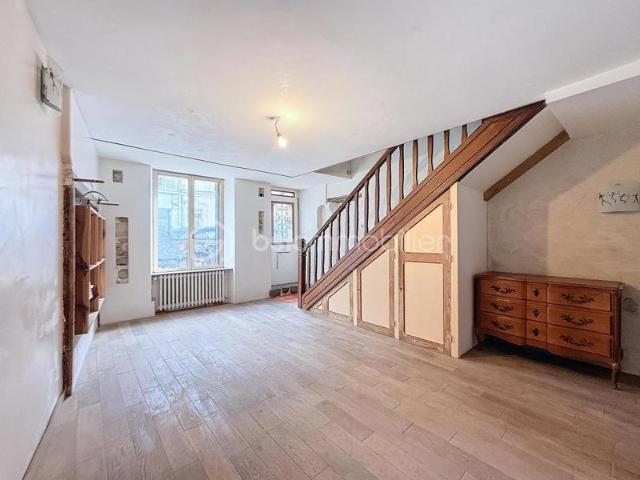 Charmante maison de ville sur 3 niveaux à fort potentiel!
