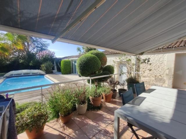 Charmante Maison de ville/ 10 Pièces/ 281 m2/ 6 chambres/ 1. 281m² Saintes