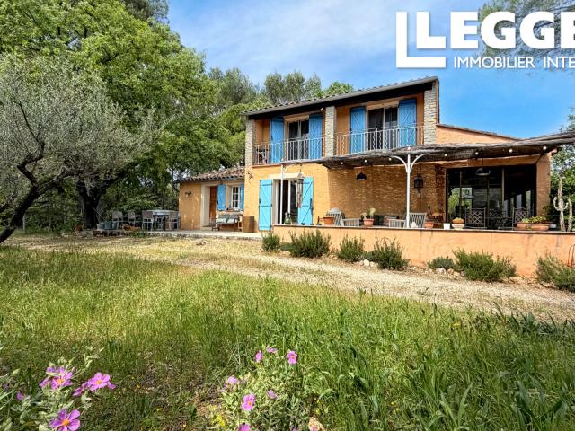 Charmante maison de 3 chambres à Cotignac, terrain de 5 900 m² planté d'oliviers et de vignes. Piscine. Garage