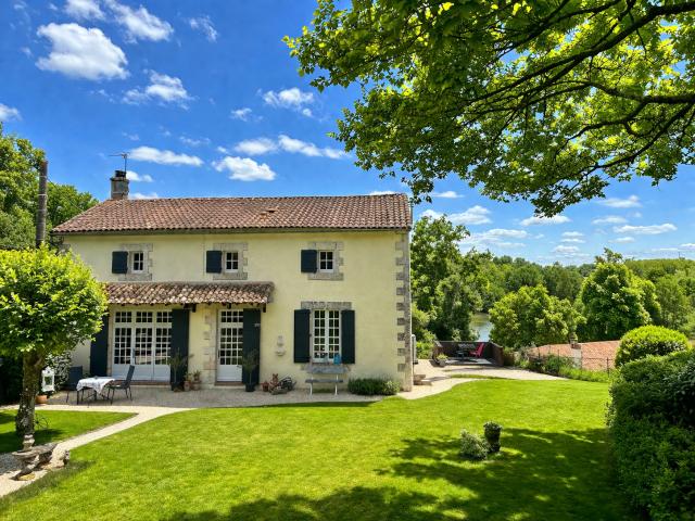 Charmante maison de 3 chambres au bord de la rivière avec de belles vues Vouleme