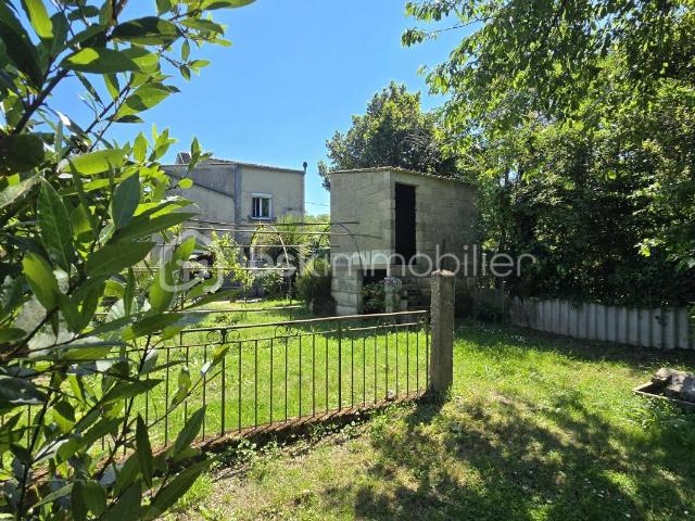 Charmante maison de 40 m² environ, une chambre, jardin, ruisseau