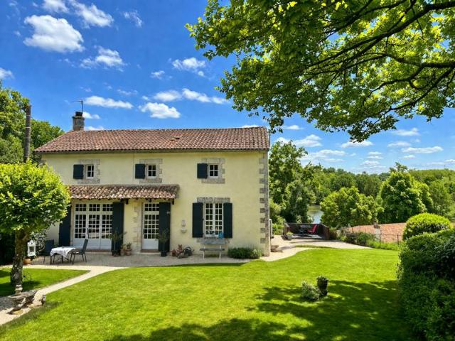 Charmante maison de 4 chambres au bord de la rivière avec de