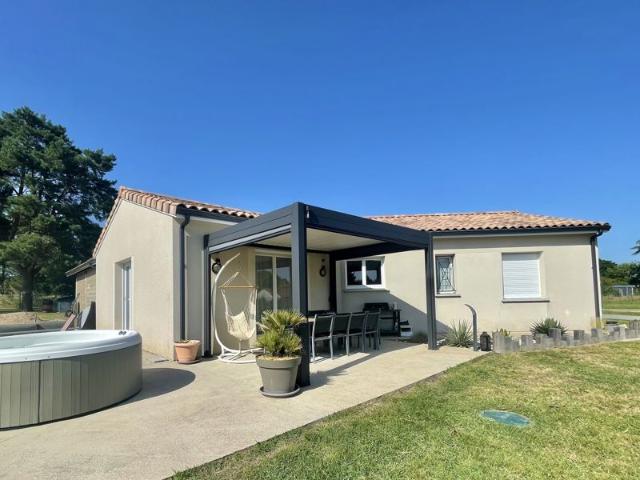 Charmante Maison de 4 Pièces avec Grande Terrasse et Garage à Lamothe Montravel