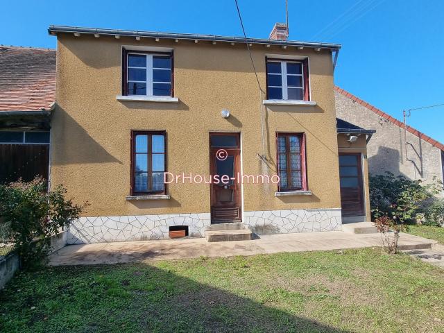 Charmante maison de 5 pièces avec terrasse et garage, située à Méasnes