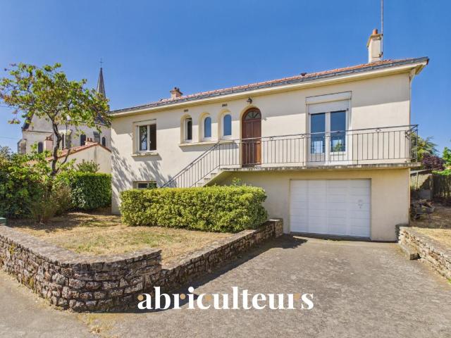 Charmante maison de 94 m2 plus rdc aménageable, avec grand jardin en vente à bourg de St Hilaire de Clisson 44190