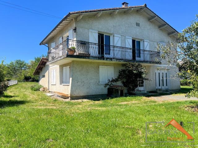 Charmante maison des années 70 avec grand terrain 133m² Prat Bonrepaux