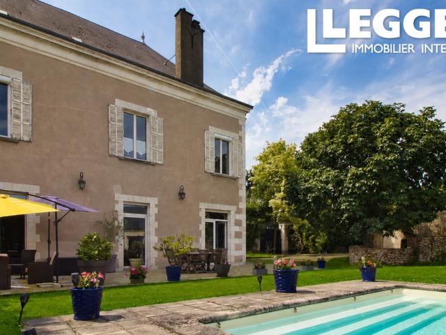 Charmante maison en centre ville avec piscine et dépendances dans jardin muré