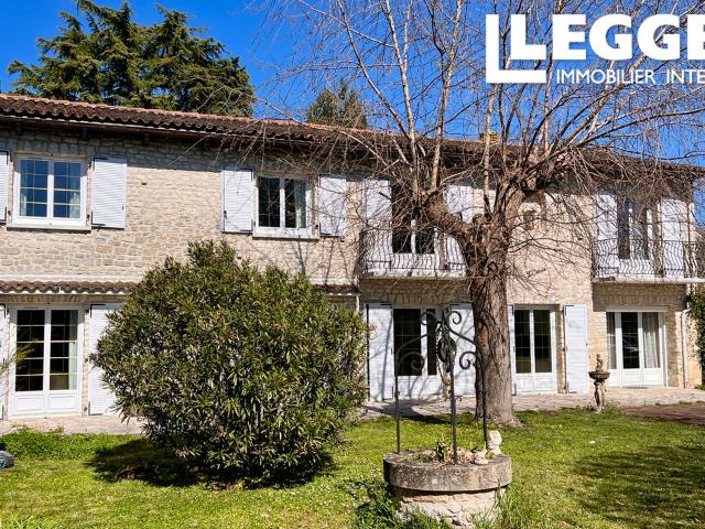 Charmante maison en pierre 4ch/2 sdb avec grand jardin et potentiel de développement dans le centre de Jarnac